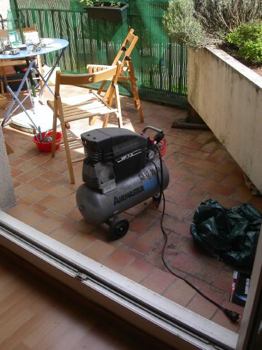 Un ch'ti compresseur audois pour nettoyer les carbus.